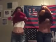 兩個米國少女跳脫衣勁舞自拍
